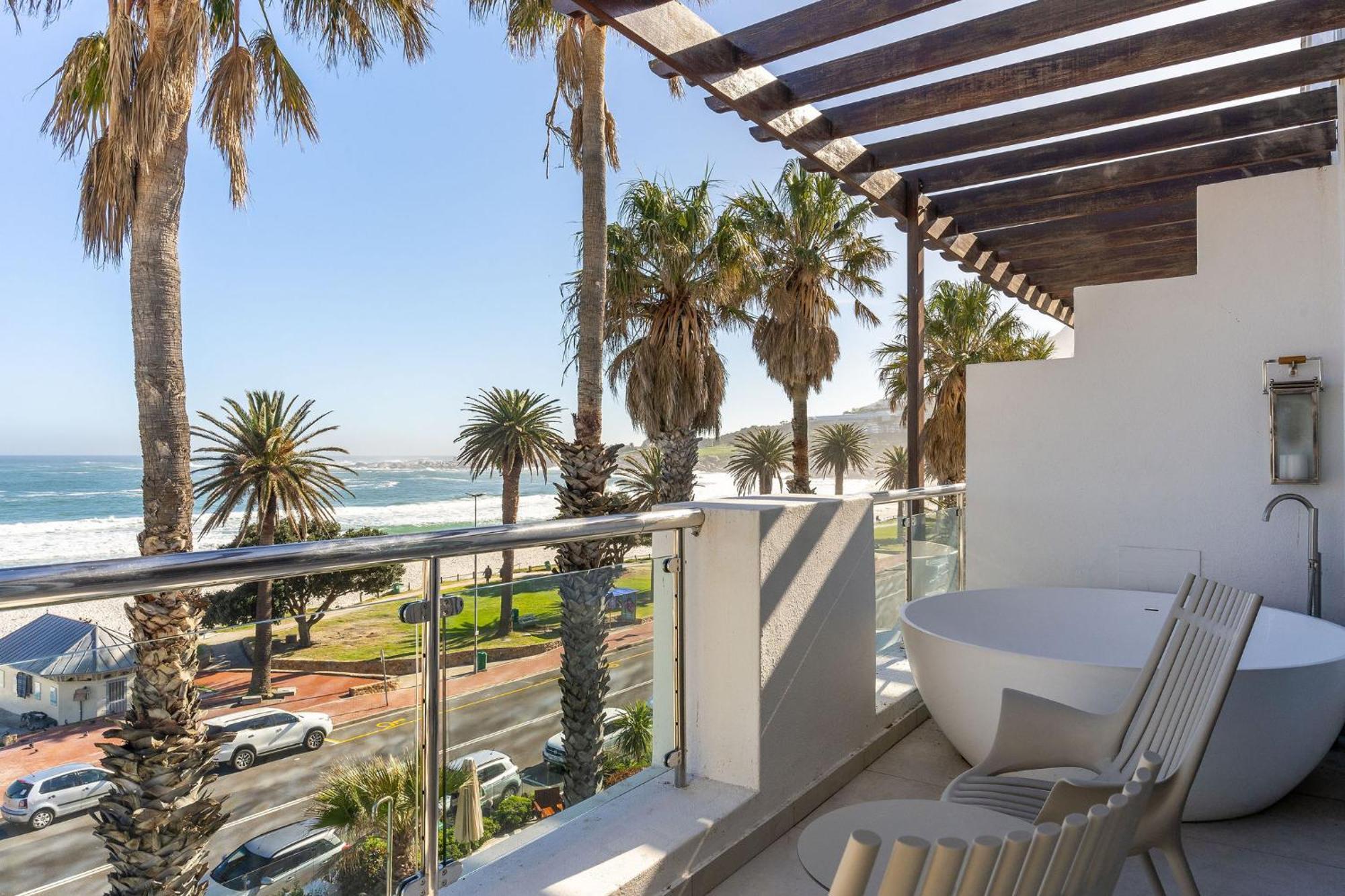فندق ذا باي كيب تاون المظهر الخارجي الصورة A balcony in Cape Town, South Africa